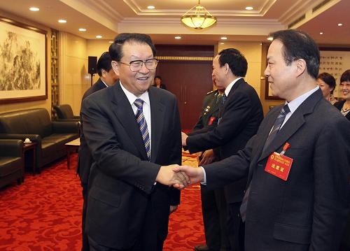 10月30日,中共中央政治局常委李長春在北京親切接見中國記協(xié)第七、第八屆領導機構成員,對中國記協(xié)第八屆理事會第一次會議圓滿成功表示祝賀。中共中央政治局委員、中央書記處書記、中宣部部長劉云山參加接見并發(fā)表講話。 這是李長春與第七屆中國記協(xié)副主席何平親切握手。新華社記者丁林攝
