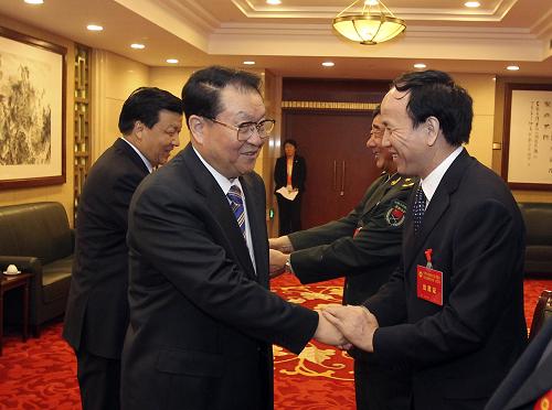 10月30日,中共中央政治局常委李長春在北京親切接見中國記協(xié)第七、第八屆領導機構成員,對中國記協(xié)第八屆理事會第一次會議圓滿成功表示祝賀。中共中央政治局委員、中央書記處書記、中宣部部長劉云山參加接見并發(fā)表講話。新華社記者丁林攝