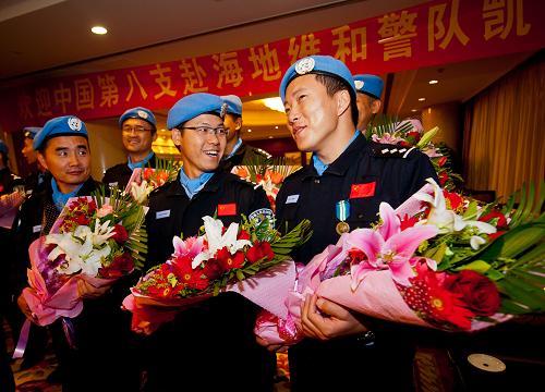 11月6日,中國第八支赴海地維和警隊(duì)隊(duì)員在首都國際機(jī)場。當(dāng)日,中國第八支赴海地維和警隊(duì)圓滿完成為期一年的民事維和任務(wù),乘飛機(jī)抵達(dá)首都國際機(jī)場。這支維和警隊(duì)由北京市公安局單獨(dú)組建,共有28名隊(duì)員,分別來自北京市公安局所屬的20個(gè)單位。執(zhí)行任務(wù)期間,隊(duì)員分布在太子港、圣馬可等7個(gè)地區(qū)開展民事維和工作,得到了聯(lián)合國、維和同行、海地人民和政府的高度贊揚(yáng)和肯定。新華社記者 張宇 攝