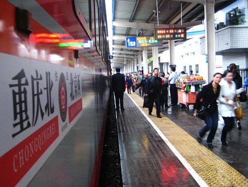 11月6日,一列重慶開(kāi)往北京的客運(yùn)列車??吭谒拇ㄟ_(dá)州火車站。據(jù)鐵道部消息,2011年1月至10月,全國(guó)鐵路累計(jì)發(fā)送旅客159864萬(wàn)人,同比增加16073萬(wàn)人,增長(zhǎng)11.2%。貨運(yùn)總發(fā)送量完成327137萬(wàn)噸,同比增加24506萬(wàn)噸,增長(zhǎng)8.1%。全國(guó)鐵路客貨運(yùn)量與去年同期相比呈現(xiàn)大幅增長(zhǎng)。新華社發(fā)(鄧良奎 攝)