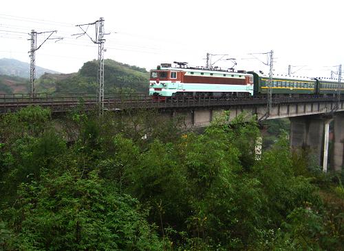 11月6日,一列客運(yùn)列車沿襄渝鐵路穿行在大巴山區(qū)達(dá)州段。新華社發(fā)(鄧良奎 攝)