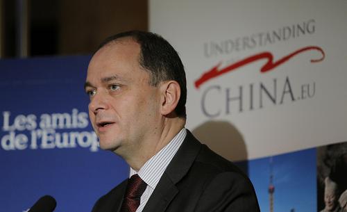 11月29日,歐洲理事會主席范龍佩的對外事務(wù)首席顧問佐爾坦·馬爾提努斯在比利時首都布魯塞爾舉行的首屆布魯塞爾“中歐論壇”上代表范龍佩致辭。新華社記者周磊攝