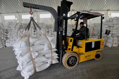 1月28日,在廣西百色市平果縣糖廠,工人駕駛叉車搬運(yùn)白糖。 當(dāng)日是農(nóng)歷龍年大年初六,在廣西百色市平果縣糖廠,蔗農(nóng)運(yùn)蔗的車輛穿梭來(lái)往,糖廠工人們忙著壓榨甘蔗、加工白糖、裝車銷售。 春節(jié)期間,蔗糖產(chǎn)量占全國(guó)一半以上的廣西各地蔗農(nóng)砍運(yùn)甘蔗進(jìn)廠銷售,糖廠加班加點(diǎn)生產(chǎn),確保春節(jié)市場(chǎng)食糖供應(yīng)。 新華社發(fā)(羅郅肯 攝)