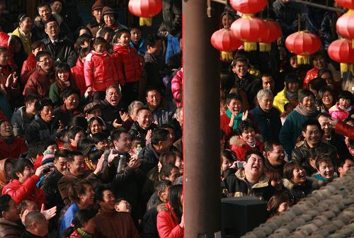 在上海楓涇古鎮(zhèn),游客在為名俗演出喝彩(1月23日攝)。新華社發(fā)(莊毅 攝)