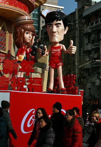 上海西藏中路商業(yè)街人頭攢動,游客如織(1月25日攝)。新華社發(fā)(莊毅 攝)