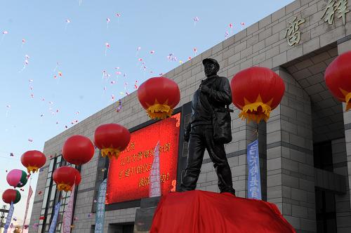 這是在遼陽(yáng)市雷鋒紀(jì)念館前的雷鋒工人形象雕像(2月26日攝)。2月26日,擴(kuò)建后的遼陽(yáng)市雷鋒紀(jì)念館正式開館。 據(jù)介紹,遼陽(yáng)市雷鋒紀(jì)念館面積為4780平方米,目前共征集到相關(guān)文物1400多件,有雷鋒在遼陽(yáng)工作時(shí)的照片、手跡、舊棉被等。紀(jì)念館內(nèi)設(shè)置“永遠(yuǎn)的雷鋒”基本陳列廳、“雷鋒精神薪火相傳”專題陳列廳、雷鋒劇場(chǎng)等,通過圖片、實(shí)物、事跡資料、音像專題片等方式,再現(xiàn)雷鋒在遼陽(yáng)時(shí)的工作和生活經(jīng)歷,以及遼陽(yáng)人民學(xué)雷鋒活動(dòng)的情況。 新華社記者 李鋼 攝