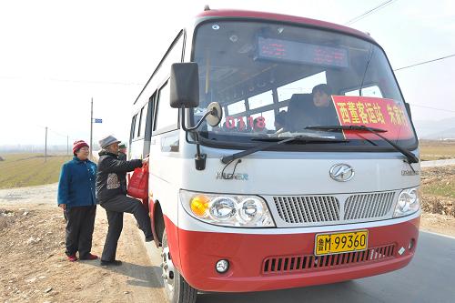 2月27日,鄒平縣西董鎮(zhèn)山區(qū)農(nóng)民在途中登上免費公交車前往西董鎮(zhèn)。 春節(jié)過后,位于山東省鄒平縣南部山區(qū)的西董鎮(zhèn)投資224萬元,開通了4條通往山區(qū)的免費村級公交線路,連通了分布在該鎮(zhèn)的70個山村,并在沿途集市、工廠、學(xué)校等設(shè)立公交站點,方便當(dāng)?shù)厣絽^(qū)群眾出行。目前鄒平全縣已開通8條免費農(nóng)村公交線路。新華社發(fā)(董乃德 攝)