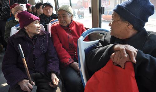 2月27日,鄒平縣西董鎮(zhèn)山區(qū)農(nóng)民乘坐免費公交車前往西董鎮(zhèn)。新華社發(fā)(董乃德 攝)