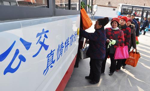 2月27日,鄒平縣西董鎮(zhèn)山區(qū)農(nóng)民在西董鎮(zhèn)客運站乘坐免費公交車回家。新華社發(fā)(董乃德 攝)