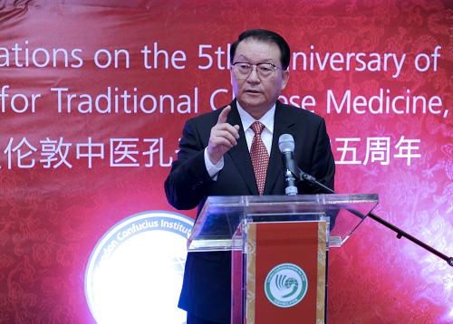 4月18日,中共中央政治局常委李長(zhǎng)春來(lái)到倫敦南岸大學(xué)中醫(yī)孔子學(xué)院參觀考察并出席該院成立5周年慶典。這是李長(zhǎng)春在學(xué)院成立5周年慶典上講話。新華社記者馬占成攝