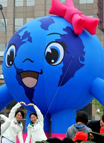 4月22日,在北京中華世紀壇“紀念第43個世界地球日”主題宣傳活動會場,參會人員拍照留影。當日,由國土資源部、北京市人民政府舉辦的“紀念第43個世界地球日”主題宣傳活動在北京中華世紀壇舉行。新華社發(fā)(李文明 攝)