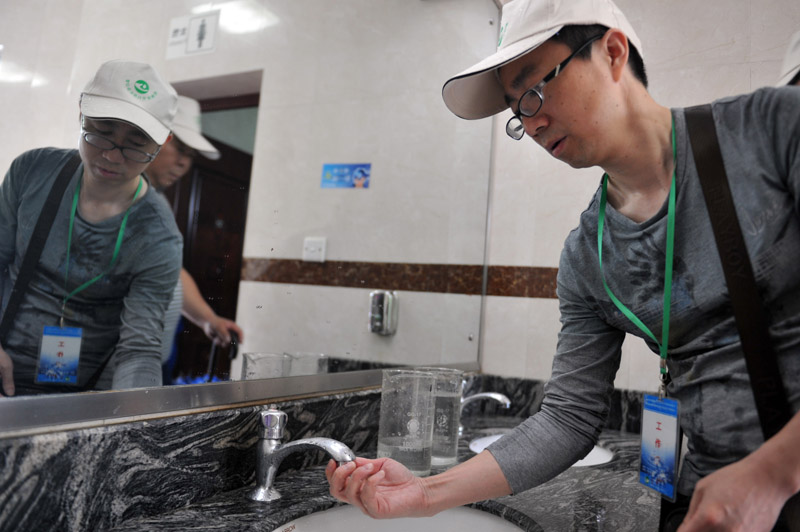 5月13日,工作人員在杭州市一座公共廁所內(nèi)試點(diǎn)安裝“省水寶”節(jié)水裝置。