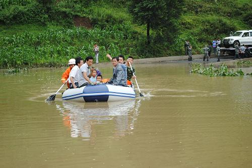 7月16日,救援人員正在轉(zhuǎn)移被困群眾。新華社發(fā)(趙久川 攝)