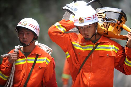 9月9日,消防官兵背負救災設備前往重災區(qū)洛澤河鎮(zhèn)。道路斷阻、通信中斷、停電、停水……9月7日,一場突如其來的地震讓云南彝良的道路、電力、通訊、供水等“生命線”工程嚴重受損。能否盡快打通事關災區(qū)群眾生命救援的“生命線”,對進入災區(qū)快速實施救援,生死攸關。連日來,各路搶通大軍,冒著生命危險,夜以繼日奮戰(zhàn)在救災一線,爭分奪秒。通暢!通暢!通暢!正成為每一位救援者堅若磐石的信念!新華社記者 秦晴 攝