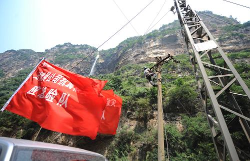 9月9日,云南電網(wǎng)彝良供電公司洛澤河供電所工人孫昌勇在搶修電路。新華社記者 秦晴 攝