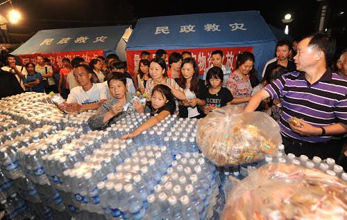 9月8日,彝良縣民政局在羅炳輝廣場帳篷安置點發(fā)放救災物資。新華社記者 秦晴 攝