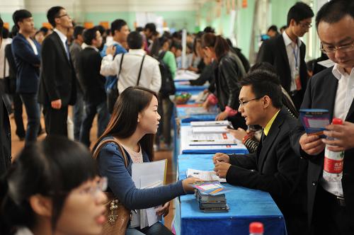 10月25日,一位學生在校園招聘會上與用人單位工作人員洽談。當日,江西華東交通大學舉辦鐵路行業(yè)校園招聘會,拉開了江西省2013屆畢業(yè)生專場就業(yè)洽談會的序幕。為降低學生校外求職的成本,華東交通大學通過建立信息庫、參與科研攻關、幫助培養(yǎng)人才的形式,建立發(fā)展和用人單位關系,提高畢業(yè)生就業(yè)率,滿足用人單位的專業(yè)人才需要。新華社記者 周密 攝