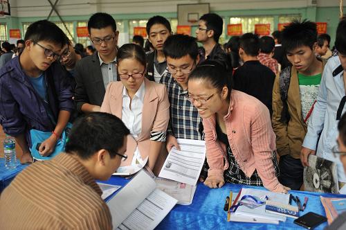 10月25日,一位學生在校園招聘會上與用人單位工作人員洽談。新華社記者 周密 攝