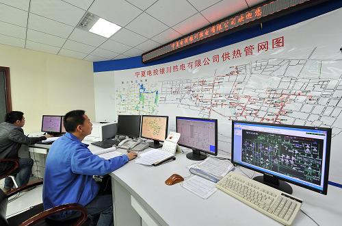 10月25日,在寧夏回族自治區(qū)銀川熱電公司控制室內(nèi),工作人員在監(jiān)測區(qū)域內(nèi)的供暖情況。新華社記者 彭昭之 攝