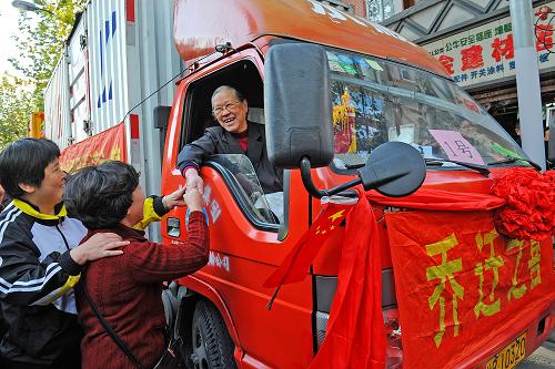 11月5日,上海市黃浦區(qū)露香園路舊改地塊搬遷居民向街坊鄰里告別。 當日,上海市黃浦區(qū)露香園路舊改地塊的首批20多戶居民將徹底告別棚戶簡屋,住上寬敞明亮的新房。本次露香園路舊改地塊涉及5000余戶居民,黃浦區(qū)精心籌集了9400余套優(yōu)質房源,并及時對居民公布,讓他們自主選擇自己心儀的新房。露香園路舊改地塊位于上海浦西核心區(qū),緊鄰豫園商圈,是上海人口密度最大的地區(qū)之一,棚戶簡屋林立,居住條件艱難?!渡虾J袊型恋厣戏课菡魇张c補償實施細則》出臺后,露香園路舊改地塊成為上海地域規(guī)模最大、戶籍人口最多的舊改項目。由于群眾擁護“陽光征收”新政,在不到4個月的時間內,已完成居民簽約4053戶,提前達到了協(xié)議生效比例。新華社發(fā)(郭長耀 攝)