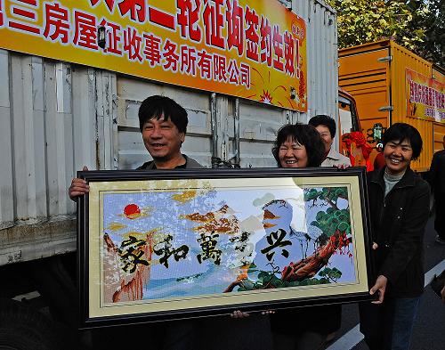 11月5日,上海市黃浦區(qū)露香園路舊改地塊居民在搬遷。新華社發(fā)(郭長耀 攝)