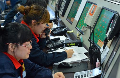 11月5日,河北唐山國(guó)投曹妃甸煤碼頭,工作人員在中控調(diào)度室內(nèi)進(jìn)行指揮作業(yè)。新華社發(fā)(鄭勇 攝)