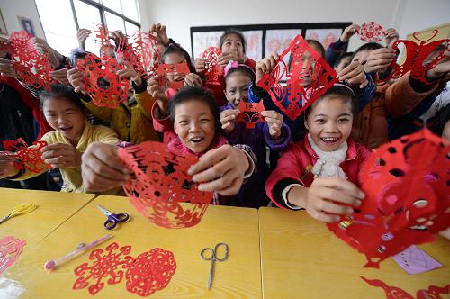 11月22日,江西樟樹吳城鄉(xiāng)吳城中心小學(xué)少年宮里,孩子們展示自己的剪紙作品。為了給農(nóng)村學(xué)生提供更多教育資源,江西省樟樹市在吳城鄉(xiāng)吳城中心小學(xué)建起鄉(xiāng)村少年宮,開設(shè)羽毛球、剪紙、二胡等23個興趣小組,621名學(xué)生參與興趣活動,豐富了課余生活。 新華社記者周密攝