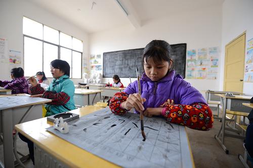 11月22日,江西樟樹吳城鄉(xiāng)吳城中心小學(xué)少年宮里,學(xué)生在練習(xí)書法。新華社記者周密攝