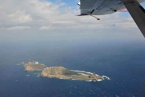 北京時間12月13日10時許,中國海監(jiān)B-3837飛機抵達我釣魚島領(lǐng)空,與正在我釣魚島領(lǐng)海內(nèi)巡航的中國海監(jiān)50、46、66、137船編隊會合,對我釣魚島開展??樟Ⅲw巡航。期間,中國海監(jiān)編隊對日方進行了維權(quán)喊話,嚴正聲明我國政府立場,要求日方船只立即離開中國領(lǐng)海。這是從中國海監(jiān)B-3837飛機上拍攝的釣魚島及其附屬島嶼畫面。新華社發(fā)