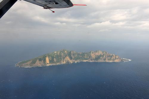 北京時間12月13日10時許,中國海監(jiān)B-3837飛機抵達我釣魚島領(lǐng)空,與正在我釣魚島領(lǐng)海內(nèi)巡航的中國海監(jiān)50、46、66、137船編隊會合,對我釣魚島開展??樟Ⅲw巡航。期間,中國海監(jiān)編隊對日方進行了維權(quán)喊話,嚴正聲明我國政府立場,要求日方船只立即離開中國領(lǐng)海。這是從中國海監(jiān)B-3837飛機上拍攝的釣魚島及其附屬島嶼畫面。 新華社發(fā)