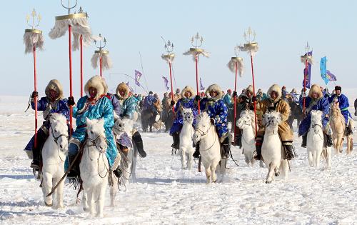 1月4日,當(dāng)?shù)啬撩耱T馬參加在吉仁高勒鎮(zhèn)的馬文化節(jié)開幕式。新華社記者 任軍川 攝