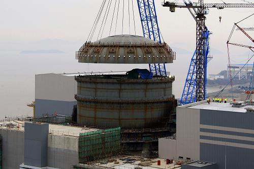 1月29日,在浙江臺(tái)州三門(mén)縣在建核電站,1號(hào)機(jī)組正在進(jìn)行安全殼封頂。當(dāng)日,三門(mén)核電AP1000三代核電1號(hào)機(jī)組鋼制安全殼順利封頂,這標(biāo)志著1號(hào)核島主要設(shè)備和模塊已基本引入完畢,核島施工進(jìn)入全面安裝階段。三門(mén)核電工程位于浙江省臺(tái)州市三門(mén)縣健跳鎮(zhèn)的貓頭山半島上,三面環(huán)海,是國(guó)務(wù)院于2004年7月21日批準(zhǔn)實(shí)施的首個(gè)核電自主化依托項(xiàng)目,同時(shí)也是當(dāng)時(shí)中美兩國(guó)最大的能源合作項(xiàng)目,引進(jìn)美國(guó)西屋開(kāi)發(fā)的第三代先進(jìn)壓水堆核電(AP1000)技術(shù)。新華社發(fā)