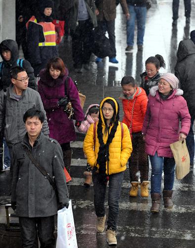 2月3日,北京西站,人們?cè)陲L(fēng)雪中踏上歸程。新華社記者 陳樹根 攝