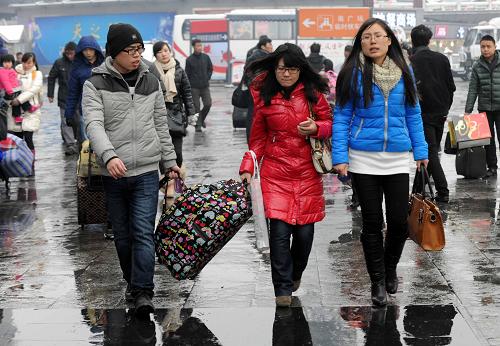 2月3日,北京西站,人們?cè)陲L(fēng)雪中踏上歸程。新華社記者 陳樹根