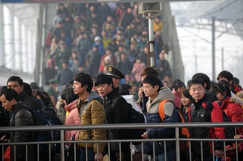 2月25日,在安徽省亳州市火車站,旅客們準備進站乘車。當日是農(nóng)歷正月十六,安徽省亳州市火車站的務(wù)工流和學生流疊加,形成今年春運又一次客流高峰。 新華社發(fā)(張延林 攝)