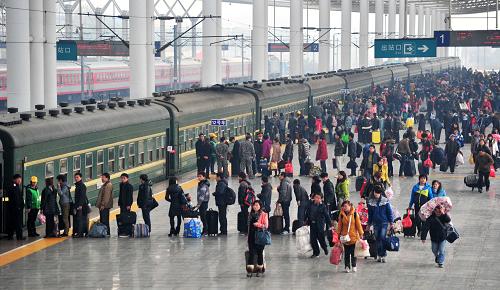 2月25日,在江西省九江火車站一站臺,大批旅客在進站上車。新華社發(fā)