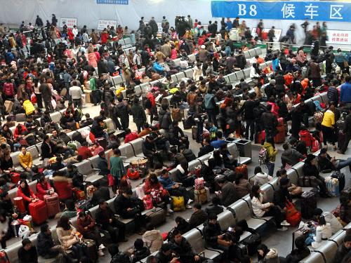 2月25日,旅客在蘇州火車站候車大廳等候乘車。新華社發(fā)(王建康 攝)