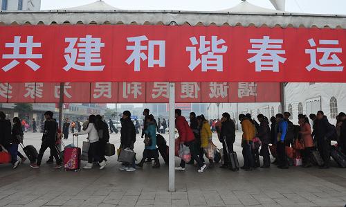 2月25日,旅客在安徽阜陽火車站進站乘車。當日是農(nóng)歷正月十六,元宵佳節(jié)過后務(wù)工流、學生流和探親流疊加,全國鐵路節(jié)后春運重點地區(qū)車站——安徽阜陽火車站再次迎來客流高峰。新華社發(fā)(盧啟建 攝)
