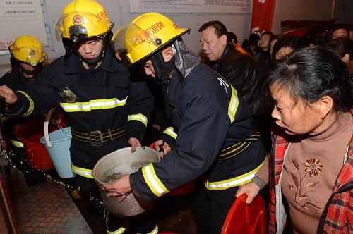 2月25日,永修縣公安消防大隊(duì)官兵用消防車給涂埠鎮(zhèn)同心社區(qū)居民送生活用水。 2月25日上午10時(shí)左右,江西九江市永修縣自來水供應(yīng)潦河取水口處水面發(fā)現(xiàn)不明油體飄浮,經(jīng)查系人為盜油致上游石油輸油管道破裂漏油,目前污染源頭已關(guān)閉。永修縣供水公司已暫停水供應(yīng),約6萬人用水受影響。目前,相關(guān)部門正對(duì)取水口進(jìn)行油污隔離、吸附,實(shí)時(shí)監(jiān)測(cè)水質(zhì)結(jié)果。公安部門已介入調(diào)查處理。 新華社記者 宋振平 攝