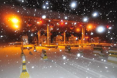 2月28日,綏(芬河)滿(洲里)高速黑龍江牡丹江收費(fèi)站因大雪關(guān)閉。當(dāng)日,我國(guó)東北地區(qū)出現(xiàn)大范圍降雪,黑龍江省牡丹江市一度迎來暴雪。受其影響,G10綏滿高速哈爾濱至牡丹江段全線封閉。新華社發(fā)(張春祥 攝)