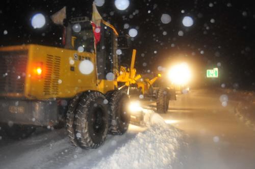 2月28日,大型清雪車在綏(芬河)滿(洲里)高速哈爾濱至牡丹江段進(jìn)行清雪作業(yè)。新華社發(fā)(張春祥 攝)