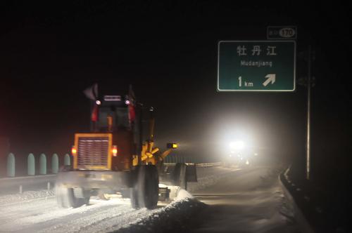 2月28日,大型清雪車在綏(芬河)滿(洲里)高速哈爾濱至牡丹江段進(jìn)行清雪作業(yè)。新華社發(fā)(張春祥 攝)