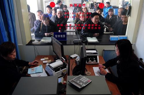 3月4日,在甘肅省臨夏回族自治州火車票代售點(diǎn),工作人員在售票。新華社記者 張錳攝