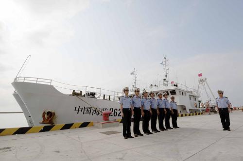3月13日,中國海監(jiān)262船、263船執(zhí)法人員在出發(fā)前整裝列隊。當日16時30分,剛剛抵達三沙市永興島碼頭兩小時并完成簡單補給后,海監(jiān)編隊再次起航。中國海監(jiān)262船、263船組成的海監(jiān)編隊,由中國海監(jiān)第十支隊執(zhí)法人員擔(dān)綱現(xiàn)場指揮前往西沙群島北礁海域巡查,這是中國海監(jiān)第十支隊在3月9日進駐三沙市后首次巡查西沙北部海域島礁。新華社記者魏驊攝