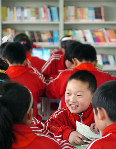 3月14日,在張家港市白云學校的公益書屋,老家在徐州的四年級學生張洪瑞和同學們一起在放學后讀課外書。白云學校是張家港市九所“新市民”子女學校之一,這里的1100多名學生都是外來務工人員的孩子。為解決外來務工人員子女的課外閱讀問題,張家港市近日在白云學校設立以作家徐玲的名字命名的公益閱讀平臺“徐玲公益書屋”,為孩子們的課余生活送去了陣陣書香。新華社發(fā)(李響 攝)