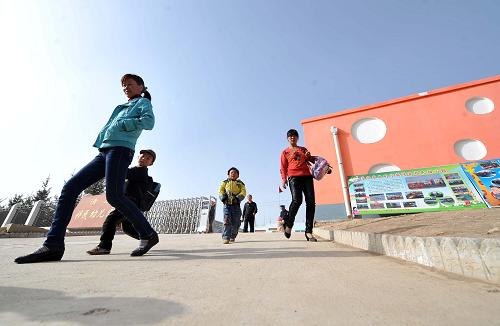 3月14日,在寧夏回族自治區(qū)隆德縣清泉生態(tài)移民新村幼兒園,村民在接孩子放學(xué)。新華社記者 彭昭之?dāng)z