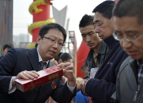3月15日,在呼和浩特市萬達(dá)廣場賽罕區(qū),煙草專賣局的工作人員(左一)在教消費者識別假煙。當(dāng)日,呼和浩特市工商局聯(lián)合質(zhì)量技術(shù)監(jiān)督、食品藥品監(jiān)督等部門,在呼和浩特市各區(qū)開展“3·15國際消費者權(quán)益日”宣傳活動,現(xiàn)場接受消費者投訴,并呼吁商家誠實守信,保障消費安全。新華社記者 任軍川攝