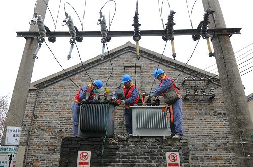 3月14日,安徽省滁州市城郊供電公司工作人員在施集村架設(shè)配電變壓器。國(guó)家電網(wǎng)安徽滁州市城郊供電公司今年春季計(jì)劃投資2200余萬(wàn)元對(duì)農(nóng)村電網(wǎng)進(jìn)行升級(jí)改造,新建、改造10千伏線路103.1千米,增容930千伏安,對(duì)農(nóng)村電網(wǎng)實(shí)施架設(shè)“雙回”線路供電和更換大容量變壓器的升級(jí)改造,以滿足農(nóng)村春季生產(chǎn)用電需求。新華社發(fā)(宋衛(wèi)星 攝)