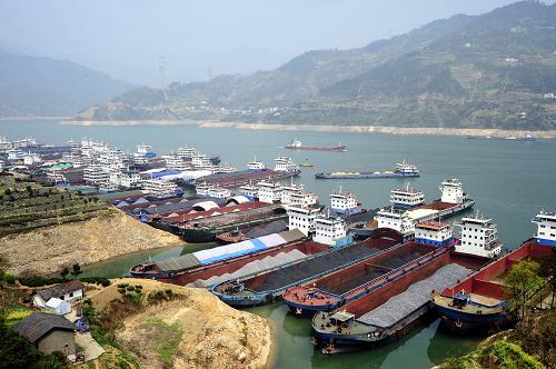 圖為大批船舶在三峽大壩上游湖北省秭歸縣沙灣水域??康却^(guò)閘(2013年3月21日攝)。新華社發(fā)(王家滿(mǎn) 攝)