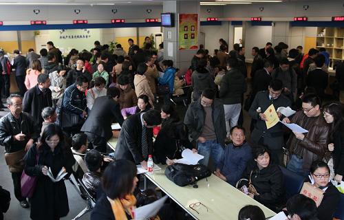 3月31日,上海閔行區(qū)房地產(chǎn)交易中心辦事大廳,大批市民在等待辦理房產(chǎn)交易手續(xù)。